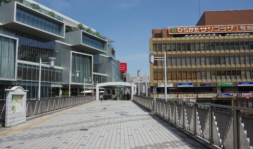 ⑤歩道橋をまっすぐ進みます。